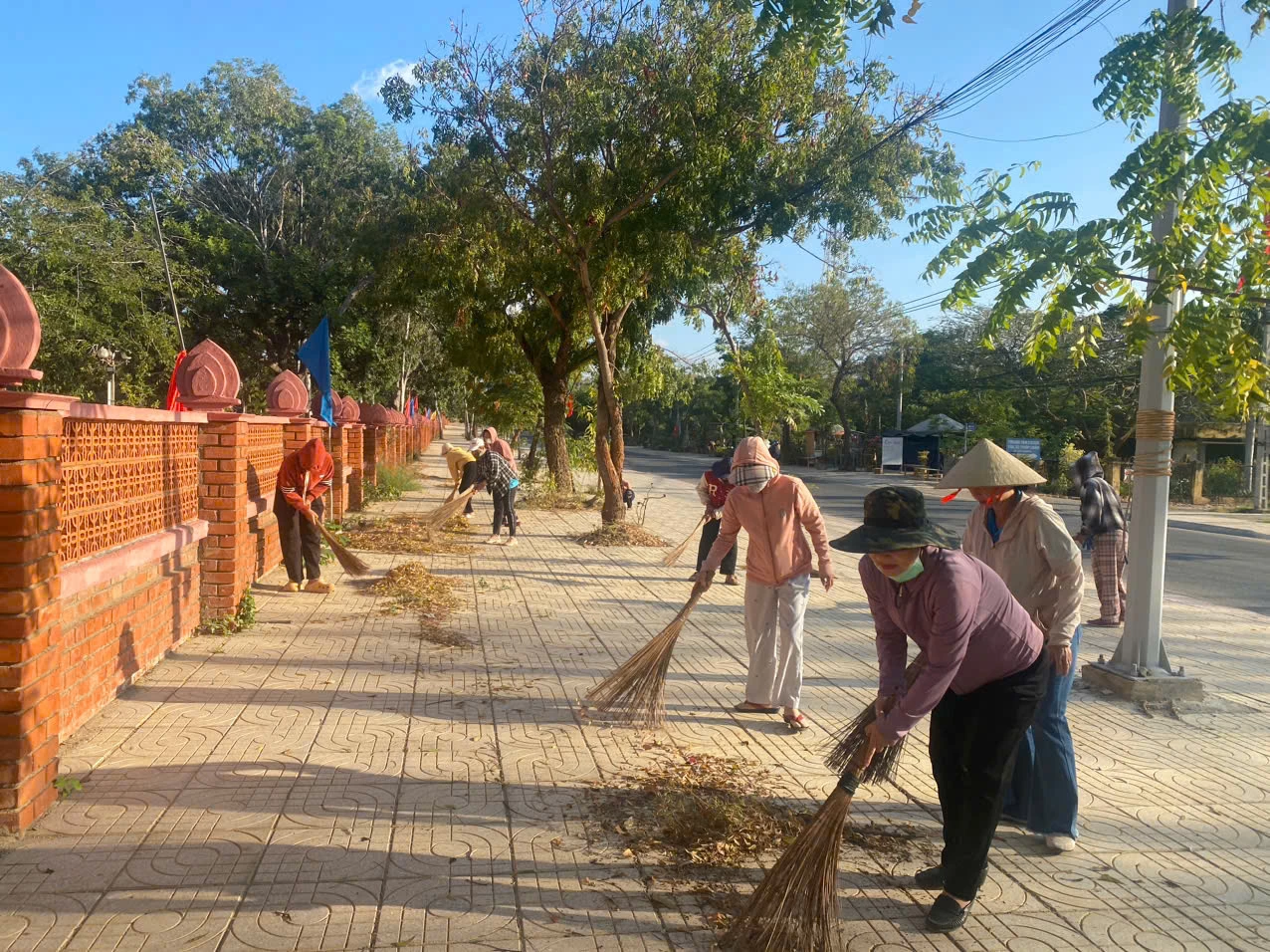 Phụ nữ phường Đô Vinh ra quân tổng vệ sinh môi trường.