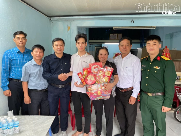 Phường Nam Nha Trang tặng quà Tết cho thanh niên chuẩn bị nhập ngũ có hoàn cảnh đặc biệt khó khăn