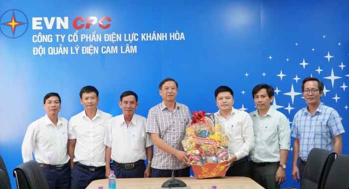 Xã Cam Lâm thăm, tặng quà các doanh nghiệp tiêu biểu dịp Tết Nguyên đán Bính Ngọ 2026