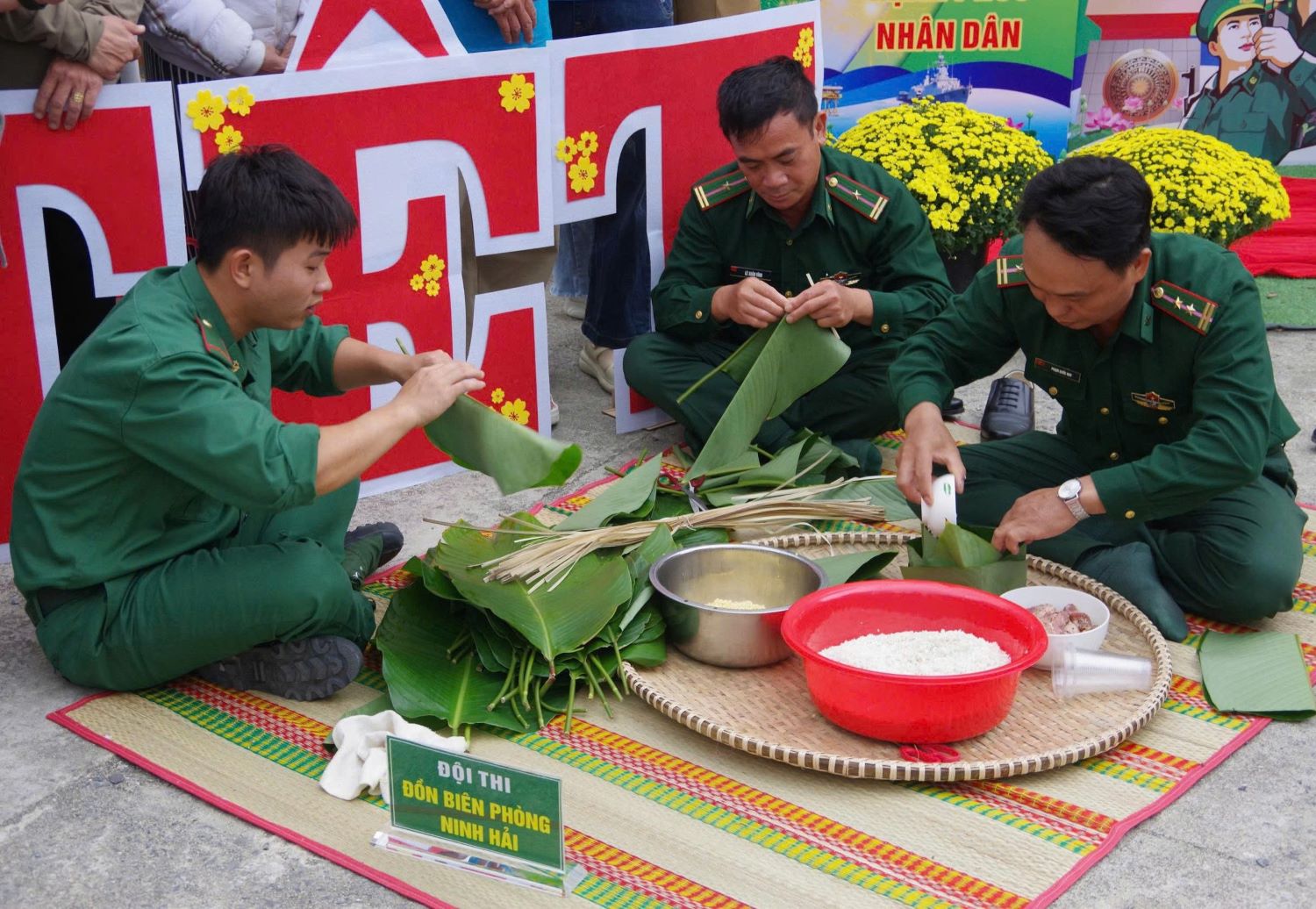 Đồn Biên phòng Ninh Hải tham gia thi gói bánh chưng tại chương trình.