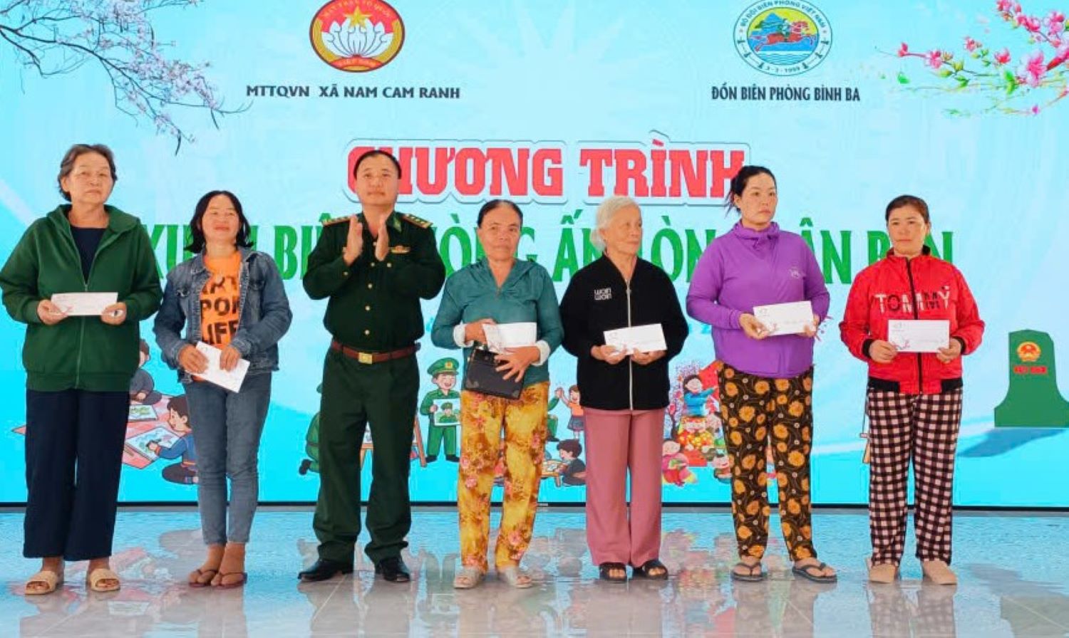 Lãnh đạo Đồn Biên phòng Bình Ba tặng quà cho các hộ dân.