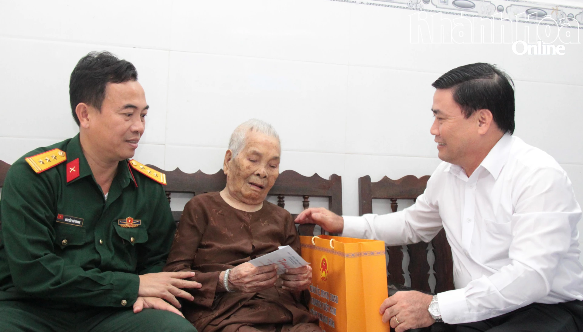 Đồng chí Lâm Đông thăm, tặng quà Bà mẹ Việt Nam anh hùng ở phường Bắc Nha Trang.