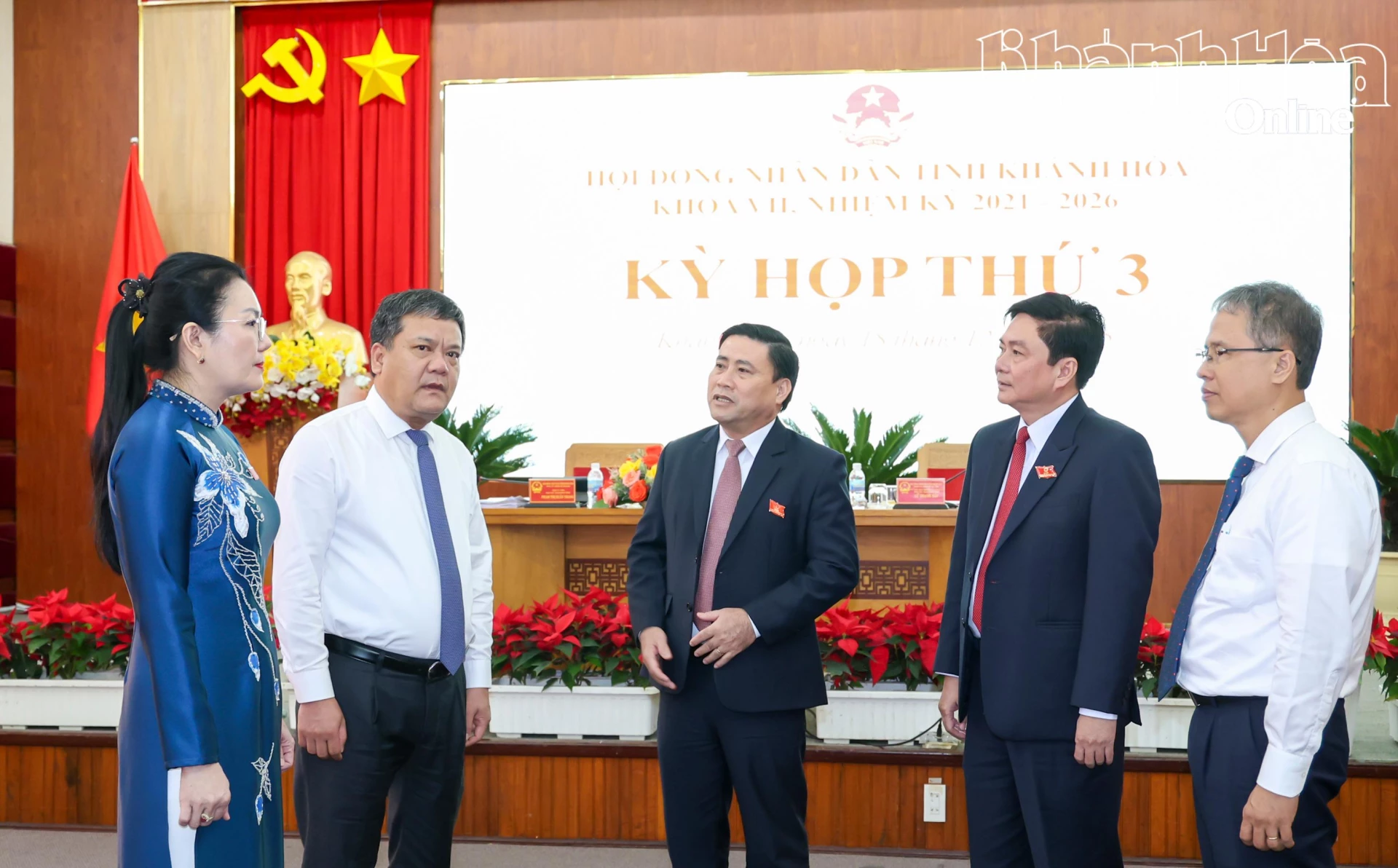 Đồng chí Lâm Đông trao đổi với các đồng chí lãnh đạo tỉnh bên lề Kỳ họp thứ 3, HĐND tỉnh khóa VII.