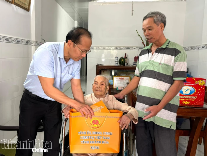 Phó Bí thư Tỉnh ủy Nguyễn Khắc Hà thăm, tặng quà Tết người có công với cách mạng