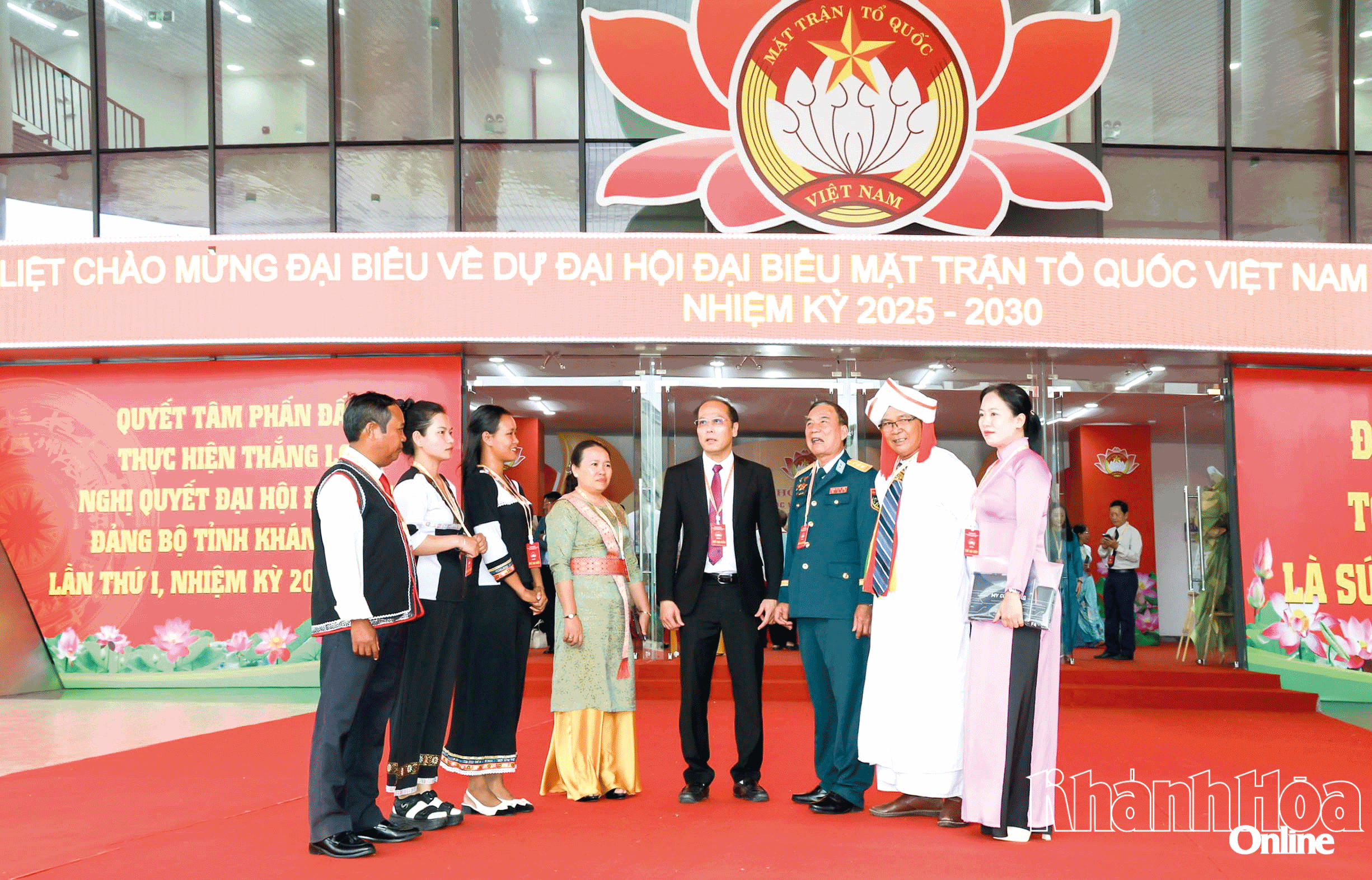 Đồng chí Nguyễn Khắc Hà trao đổi bên lề với các đại biểu tại Đại hội đại biểu MTTQ Việt Nam tỉnh nhiệm kỳ 2025 - 2030.