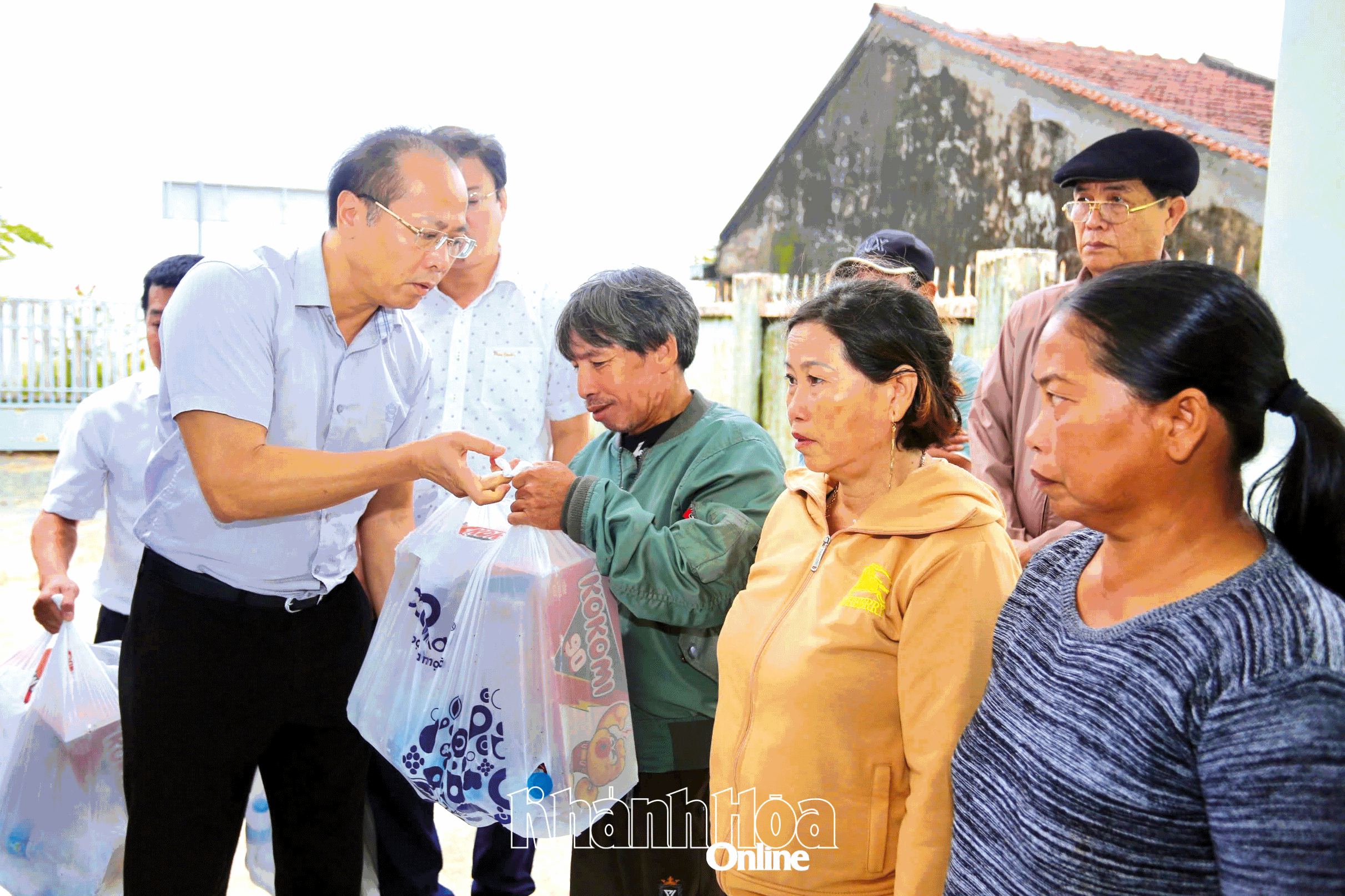 Đồng chí Nguyễn Khắc Hà trao quà cho người dân xã Đại Lãnh bị ảnh hưởng do mưa lũ cuối tháng 11-2025. Ảnh: P.HIẾU