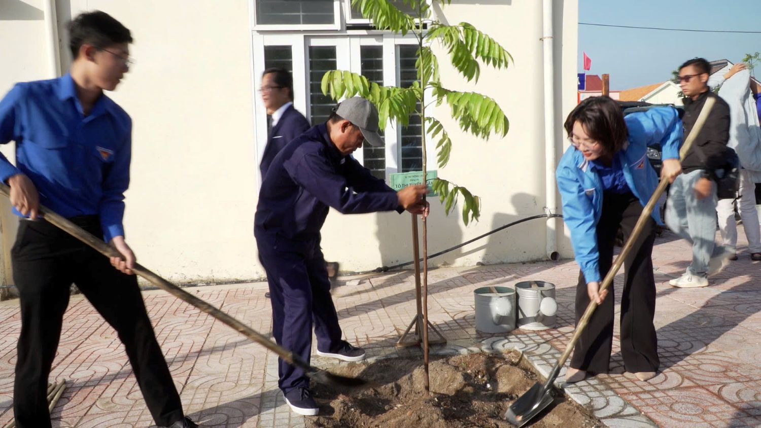 Chị Tô Thị Tuyết Ngân - Phó Bí thư Tỉnh Đoàn Khánh Hòa tham gia trồng cây tại buổi lễ.
