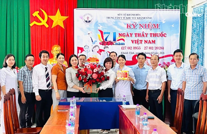Phó Chủ tịch Thường trực Ủy ban MTTQ Việt Nam tỉnh Trần Thu Mai thăm các cơ sở y tế nhân kỷ niệm Ngày Thầy thuốc Việt Nam