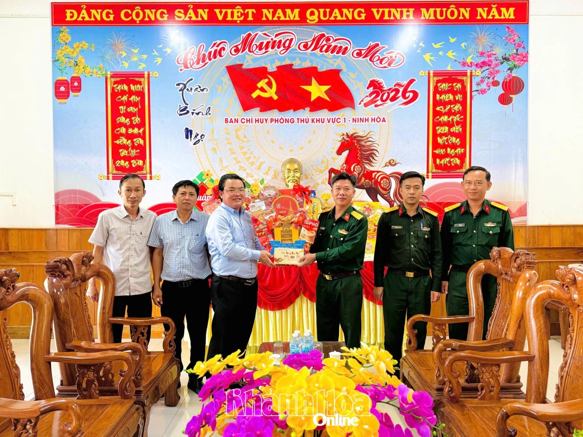 
Lãnh đạo phường Đông Ninh Hòa chúc Tết Ban Chỉ huy Phòng thủ khu vực 1 Ninh Hòa.