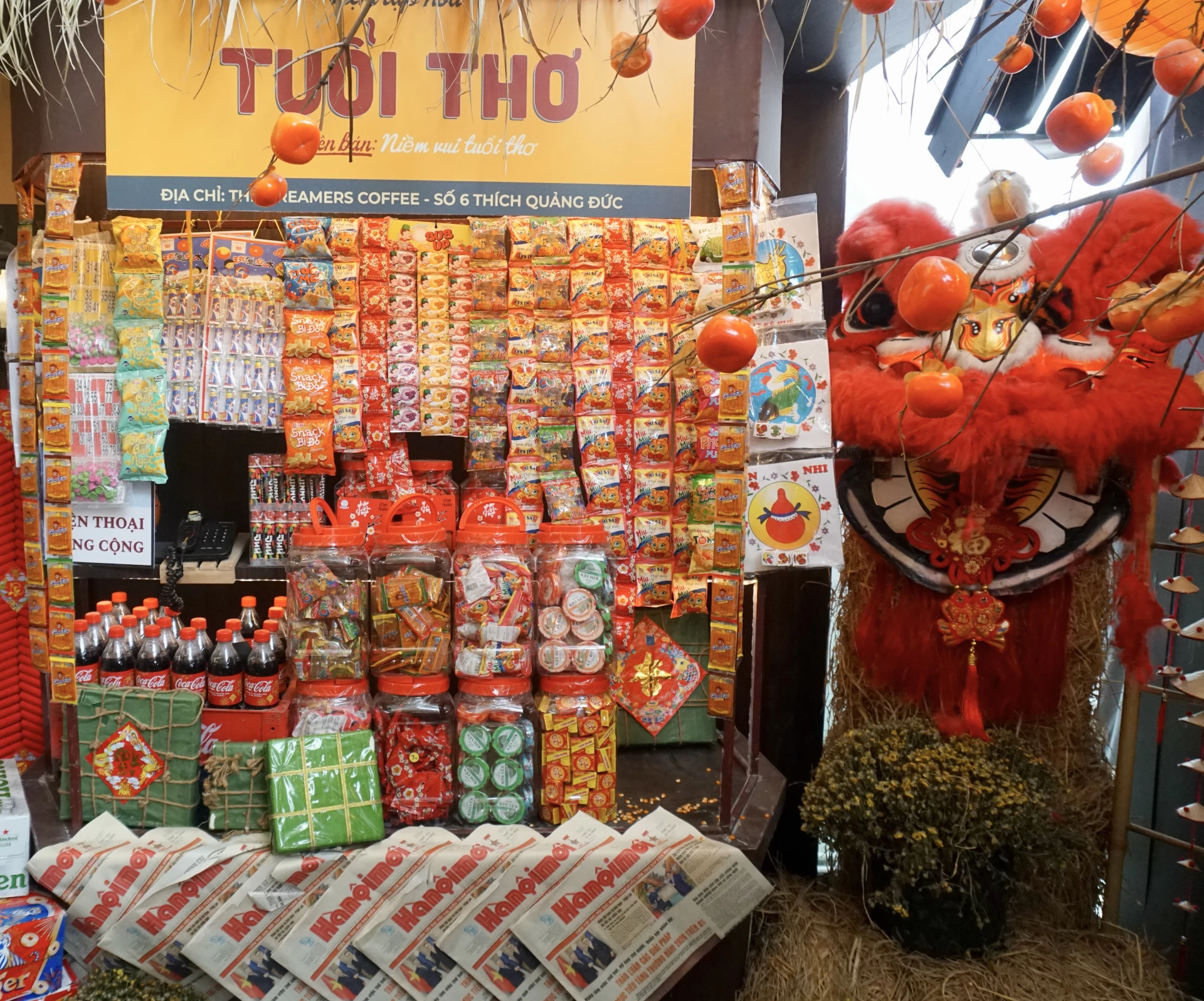 Không gian “Tết bao cấp” với quầy hàng bánh kẹo xưa được tái hiện, thu hút giới trẻ đến tham quan, chụp ảnh