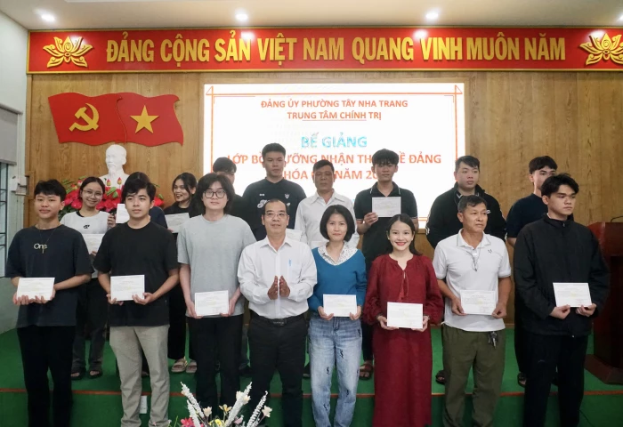 Bế giảng lớp bồi dưỡng nhận thức về Đảng cho 114 học viên