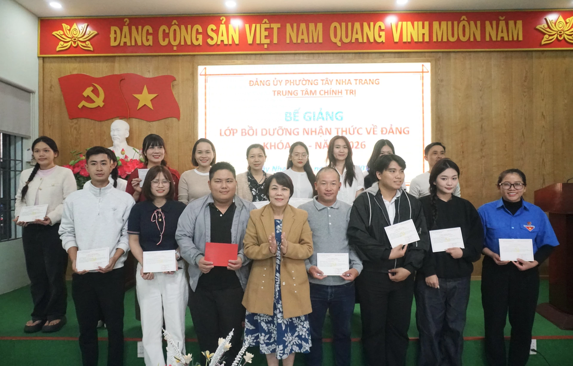 Trao giấy chứng nhận cho các học viên,