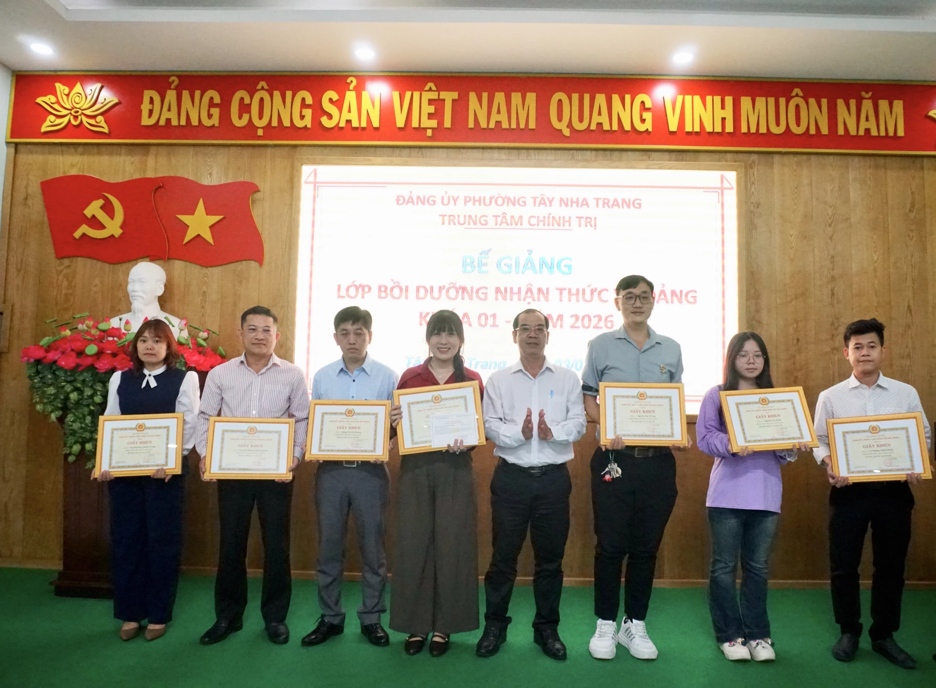 Các học viên xếp loại xuất sắc nhận giấy khen. 