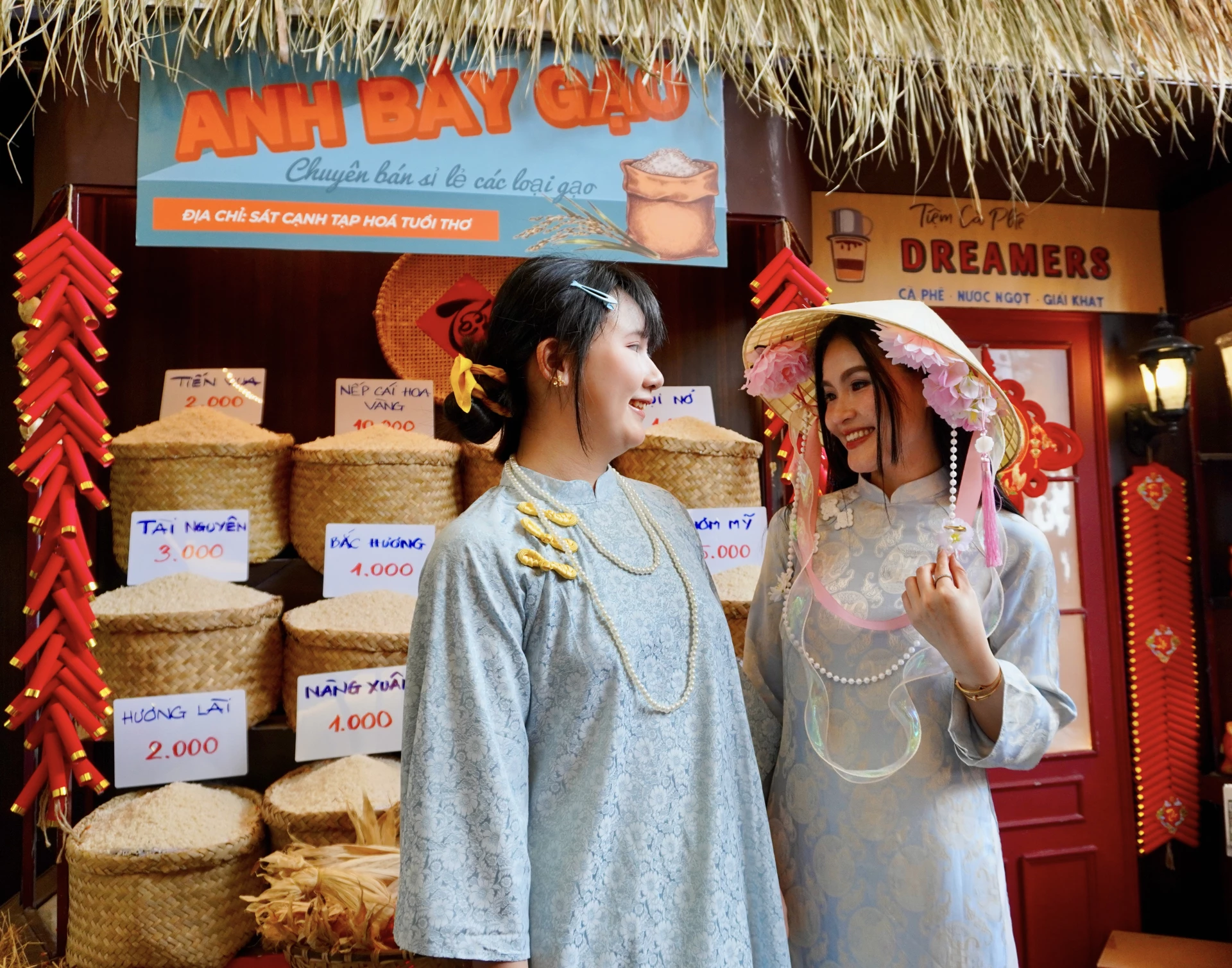 Chị Thu Trang (bên phải) cùng con gái chụp ảnh tại The Dreamers Coffee. 