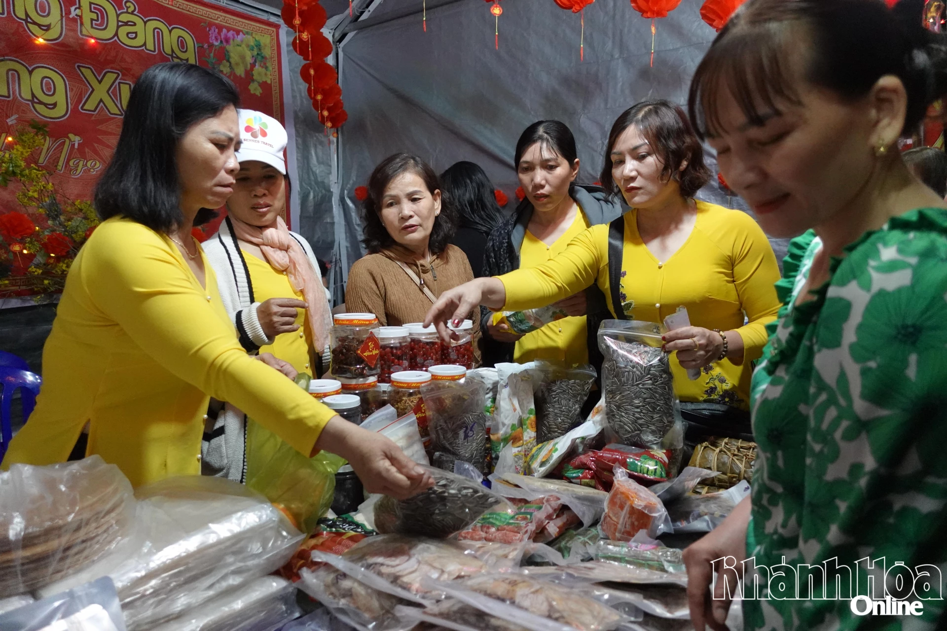 Bà con tham quan, mua sắm tại các gian hàng.