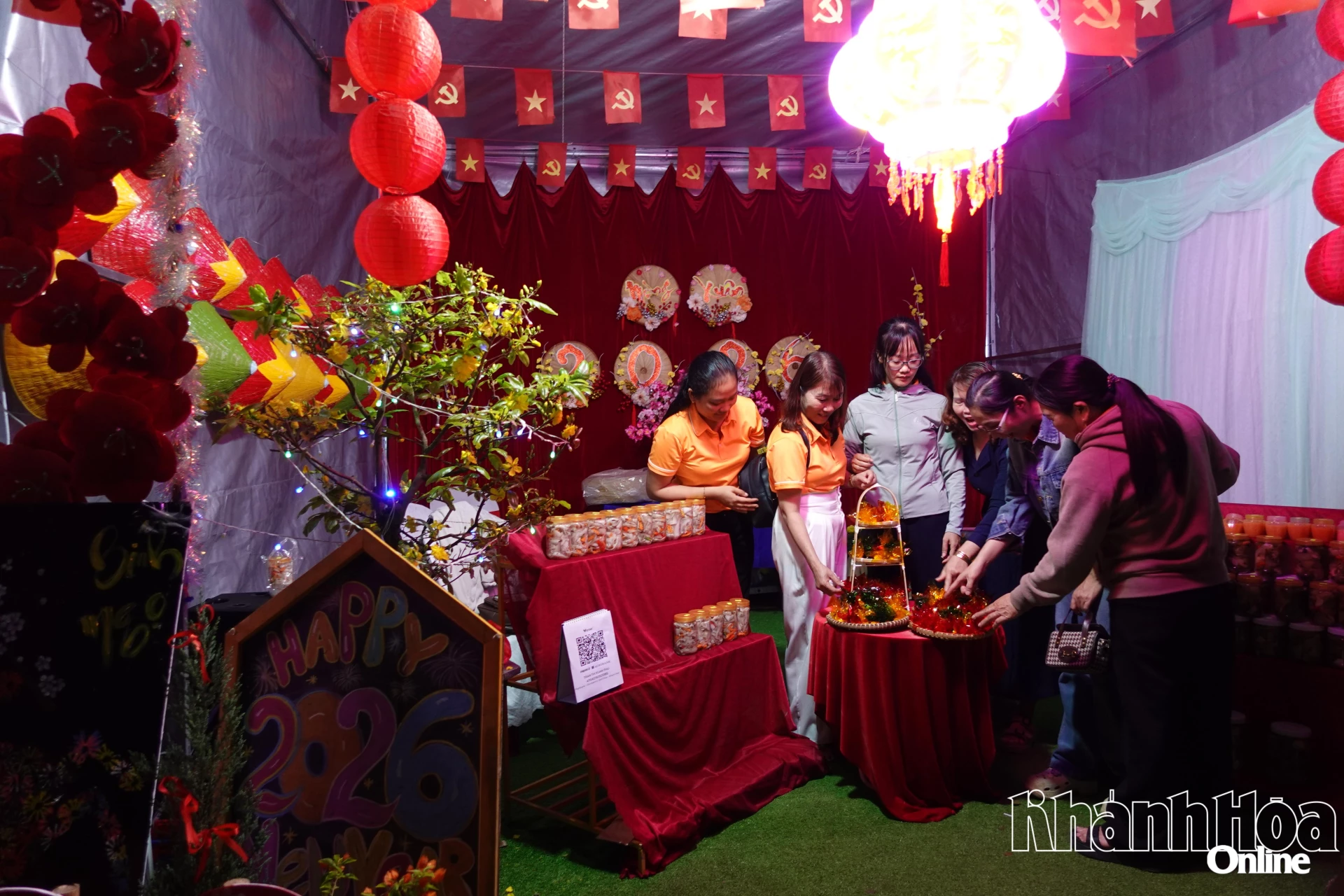 Các gian hàng được trang trí mang đậm sắc màu Tết.