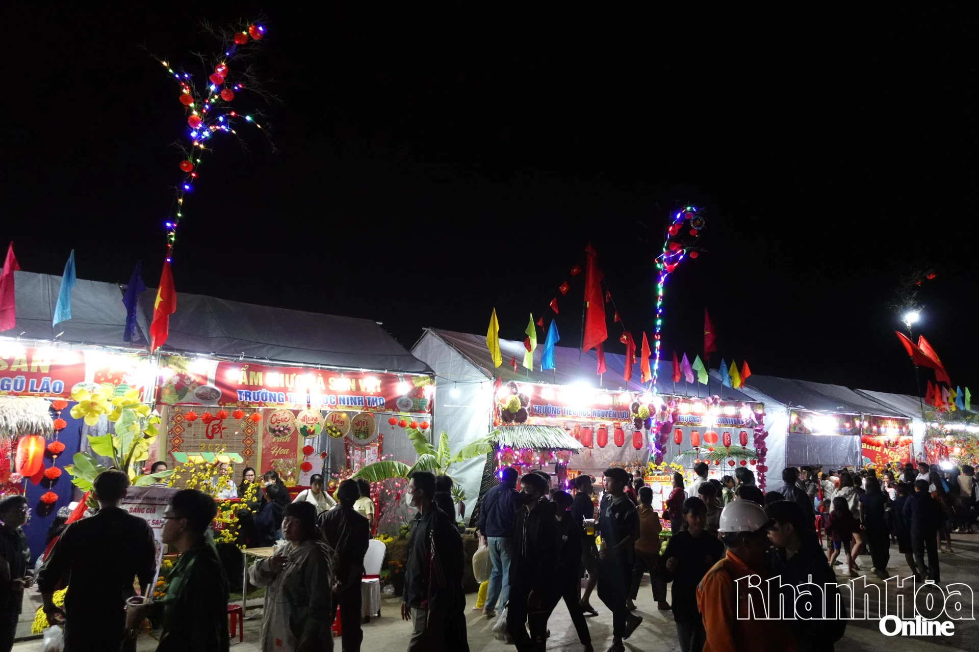 Rất đông bà con đến tham quan, mua sắm tại các gian hàng.