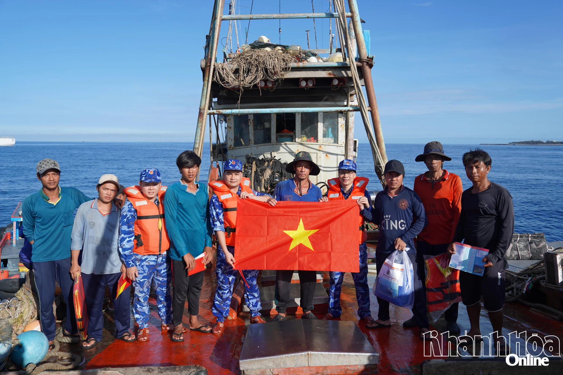 Cảnh sát biển đồng hành với ngư dân Khánh Hòa trên biển.