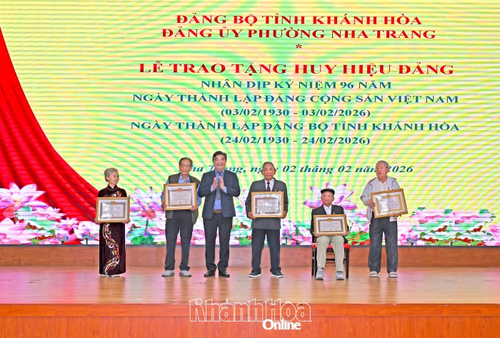 Đảng bộ phường Nha Trang: 126 đảng viên được trao tặng Huy hiệu Đảng