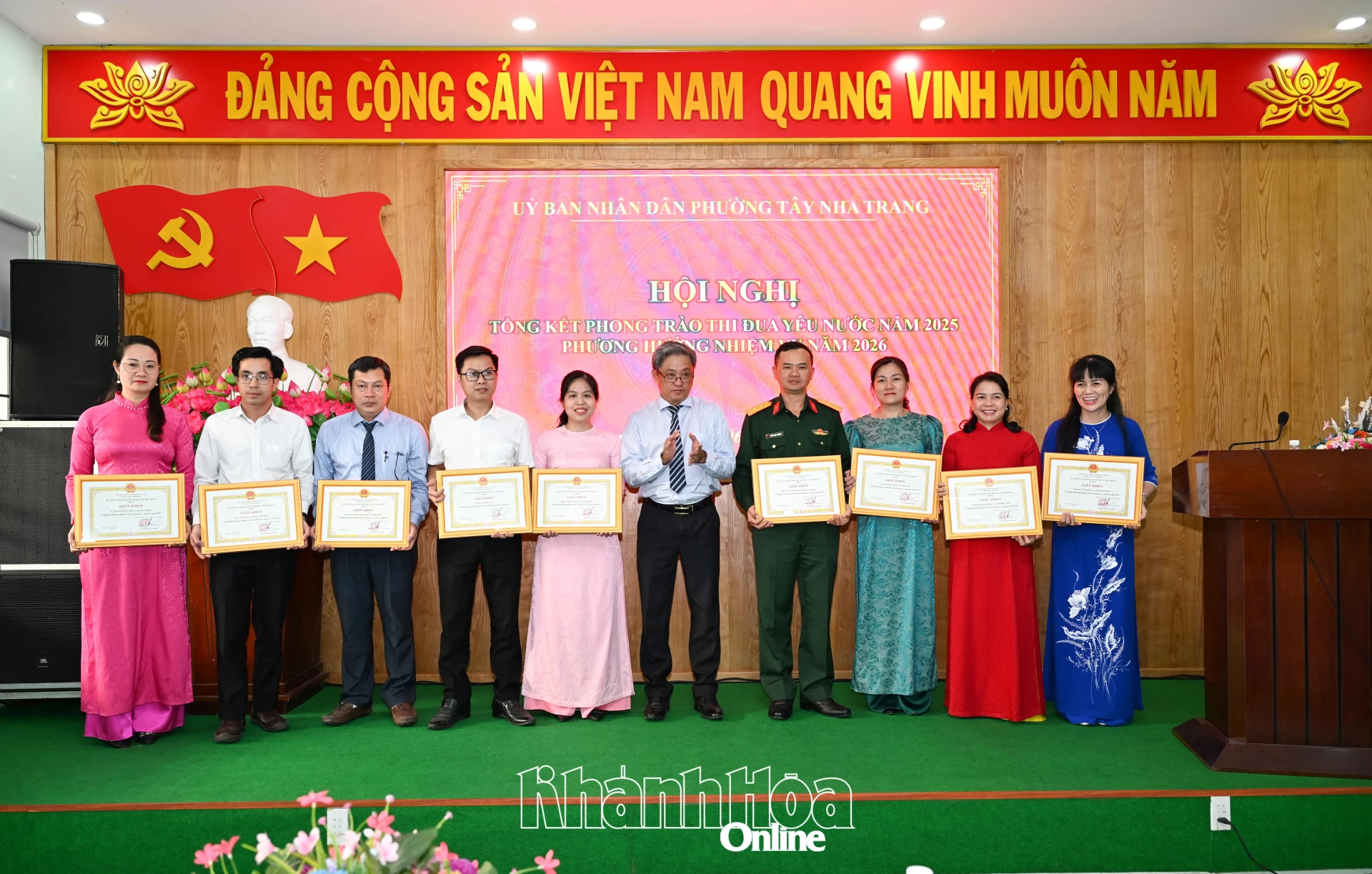 Lãnh đạo UBND phường tặng giấy khen cho các tập thể.