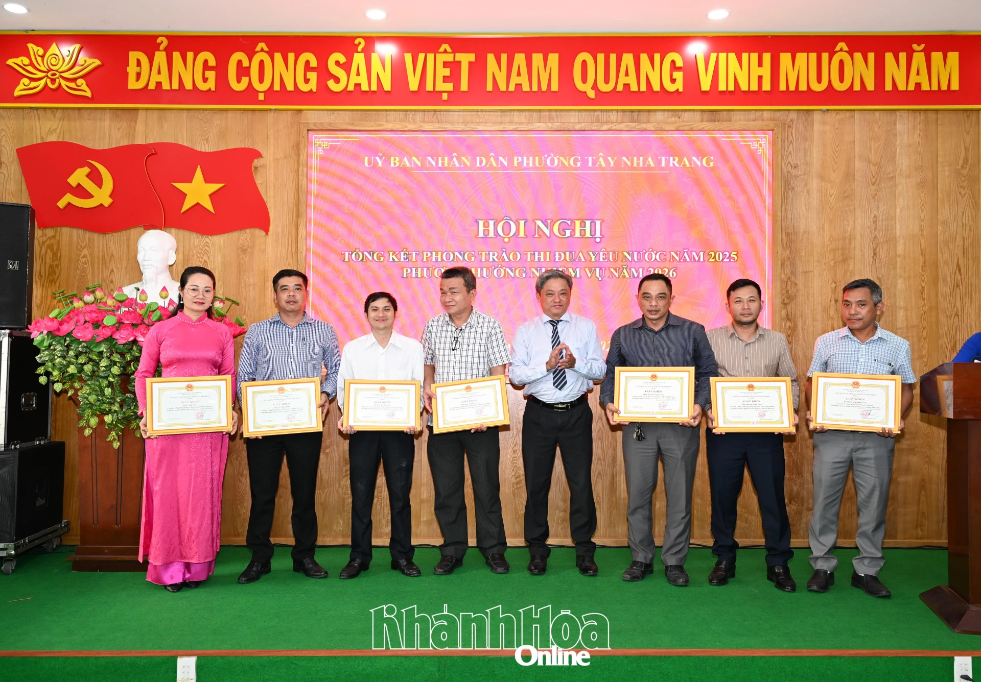 Lãnh đạo UBND phường tặng giấy khen cho các cá nhân.