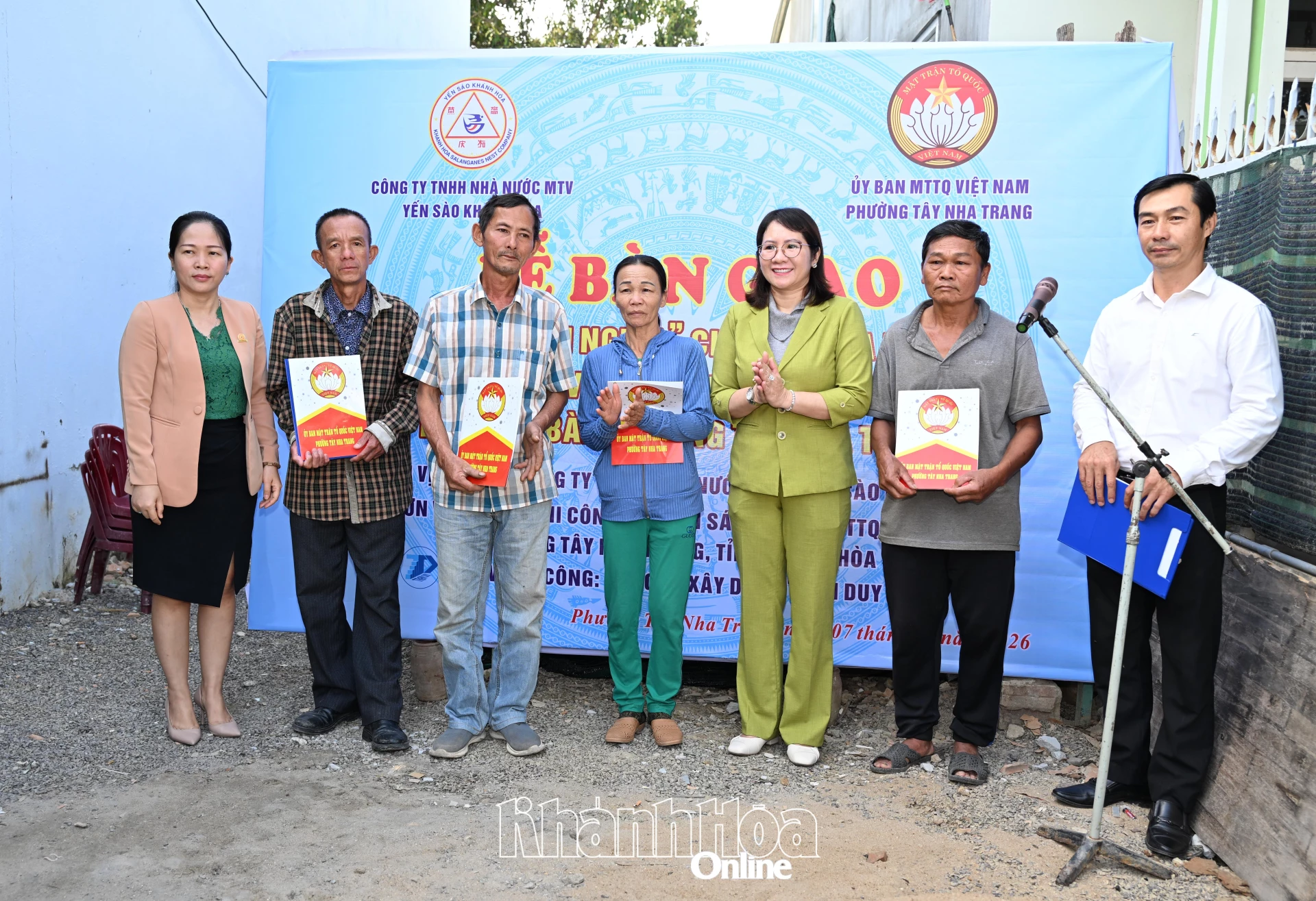 Lãnh đạo Ủy ban MTTQ Việt Nam phường Tây Nha Trang và đại diện Công ty TNHH Nhà nước Một thành viên Yến sào Khánh Hòa trao quyết định bàn giao nhà cho các hộ dân.  