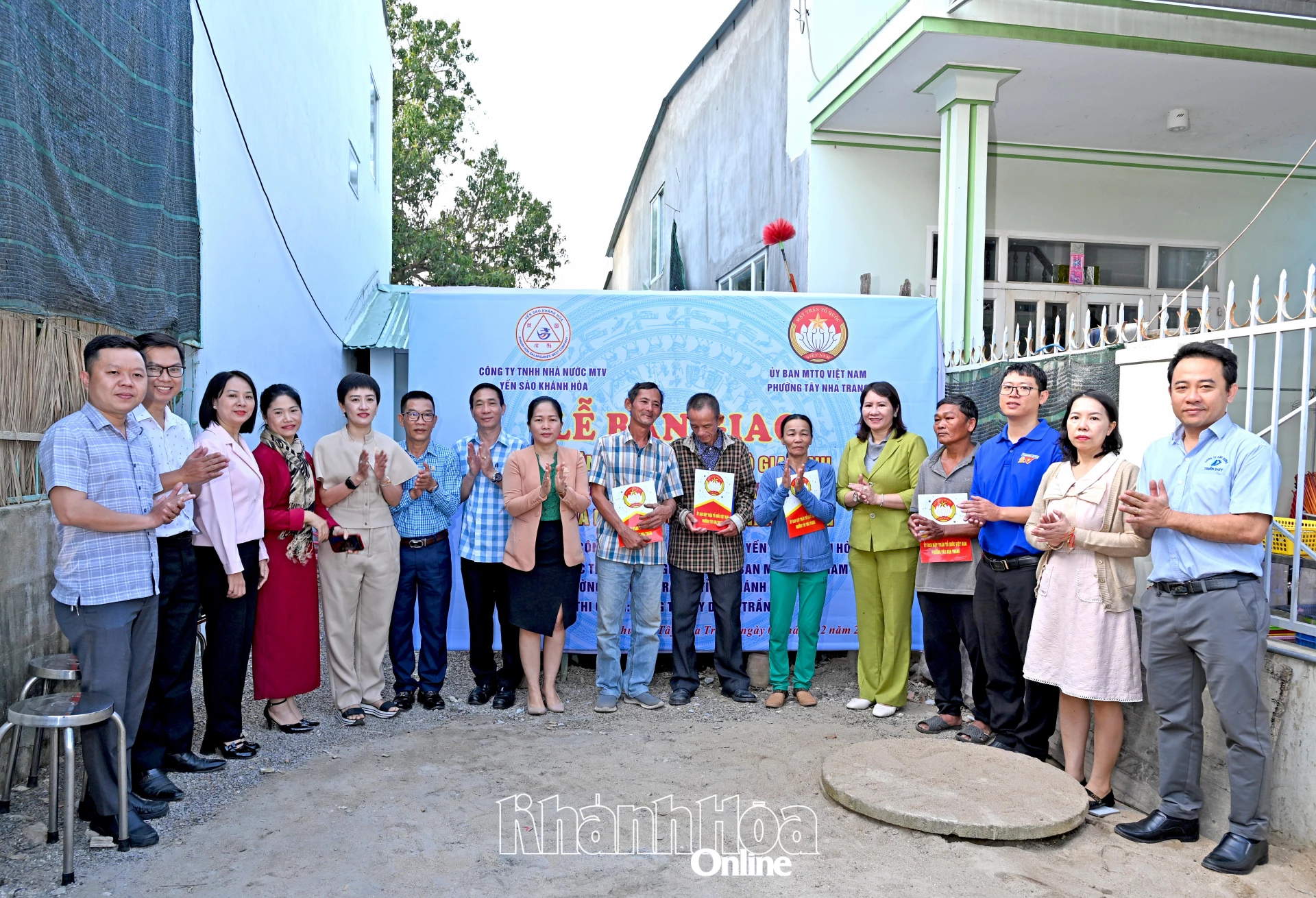 Các đại biểu chụp hình lưu niệm với các hộ dân. 