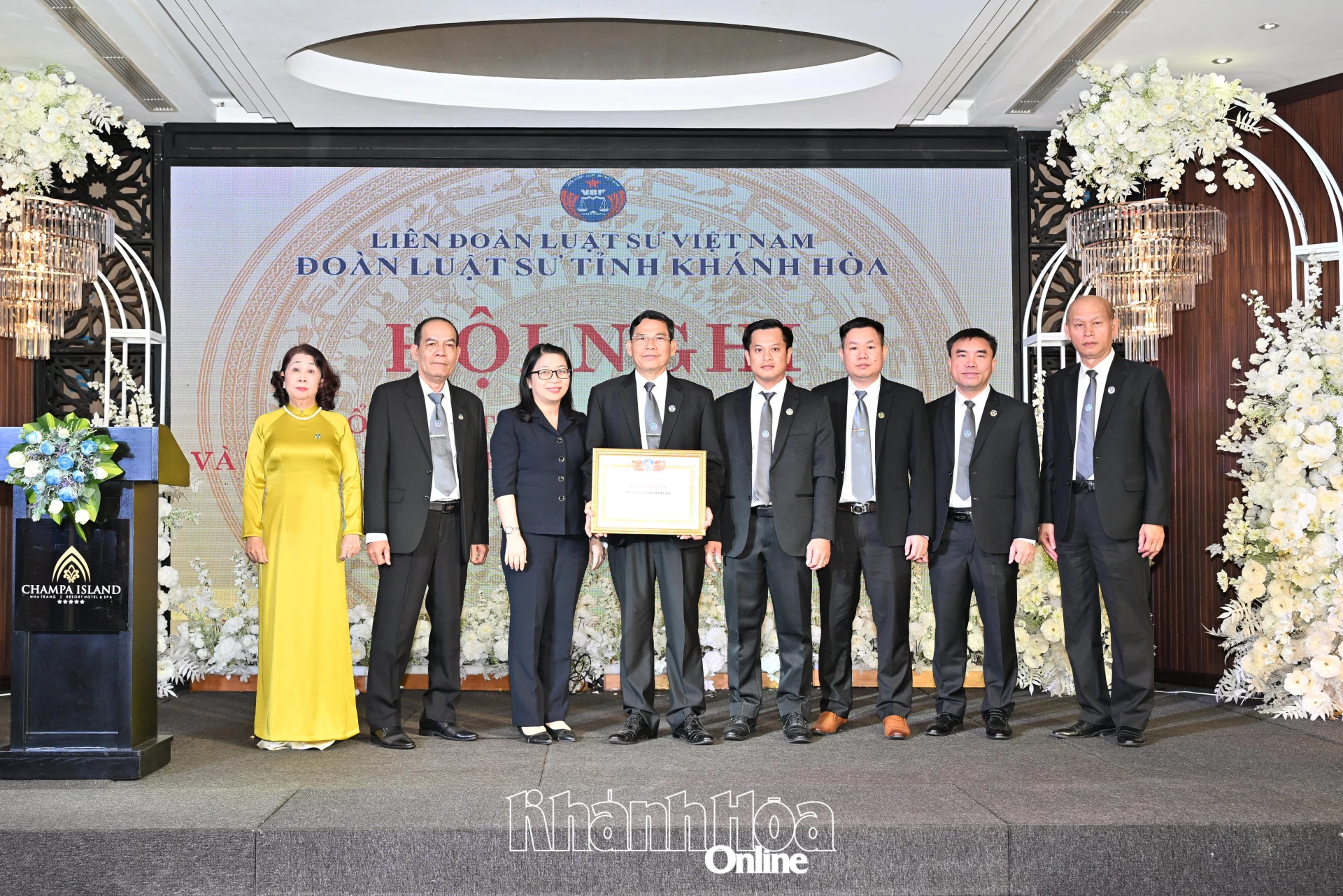 Đại diện Sở Tư pháp trao bằng khen cho Đoàn Luật sư tỉnh.