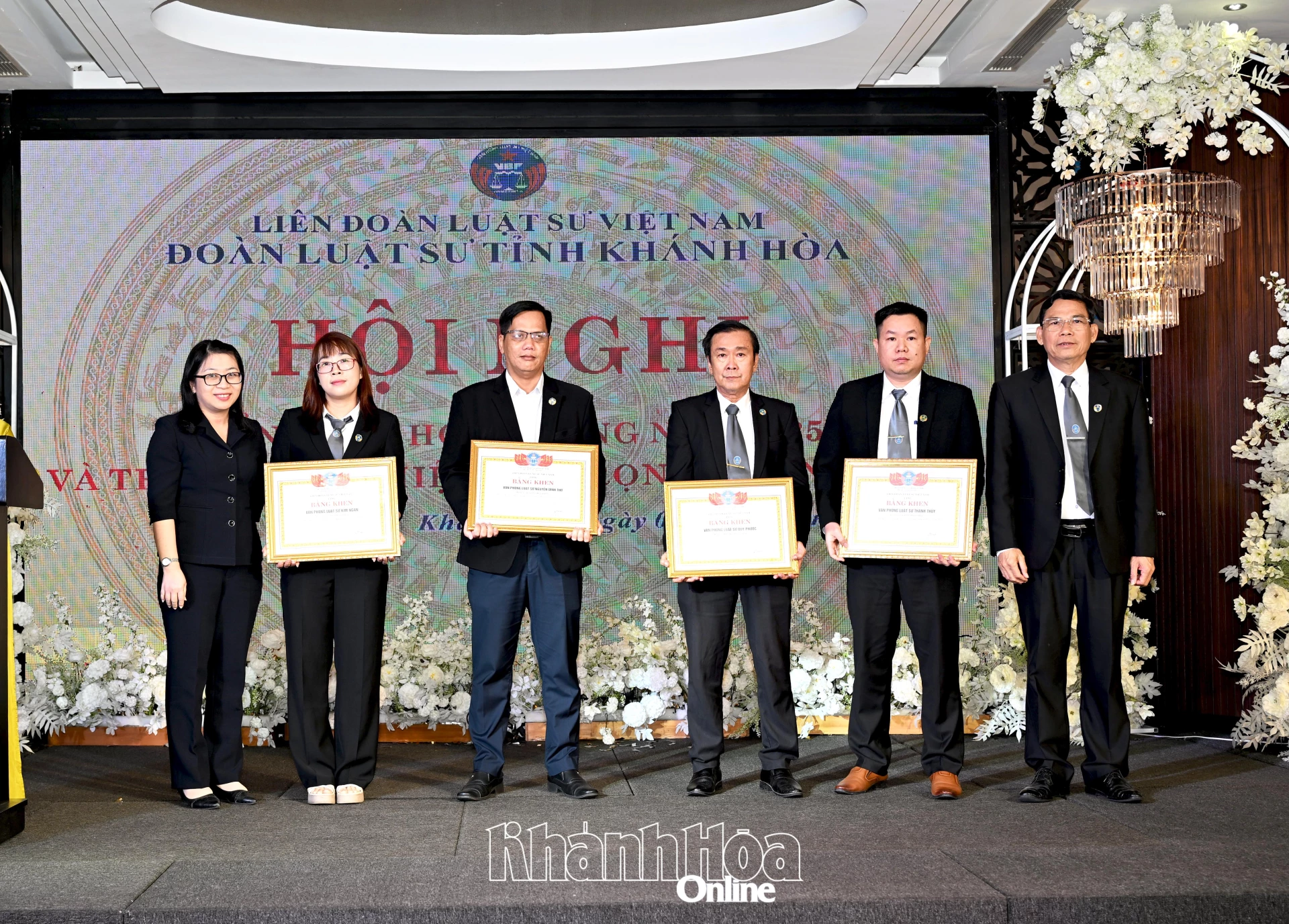 Các tập thể được nhận bằng khen.