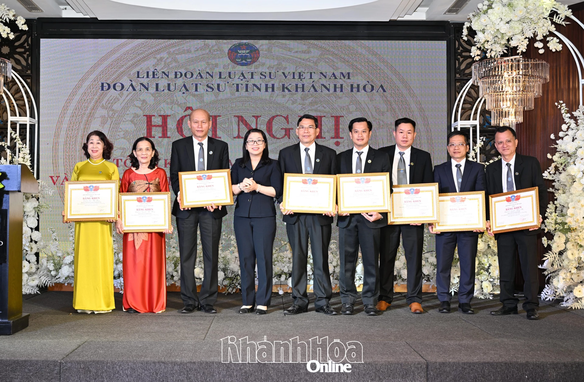 Các luật sư được nhận bằng khen.