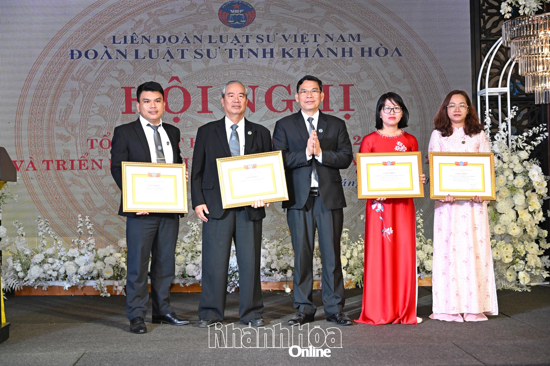 Các tập thể được nhận giấy khen.