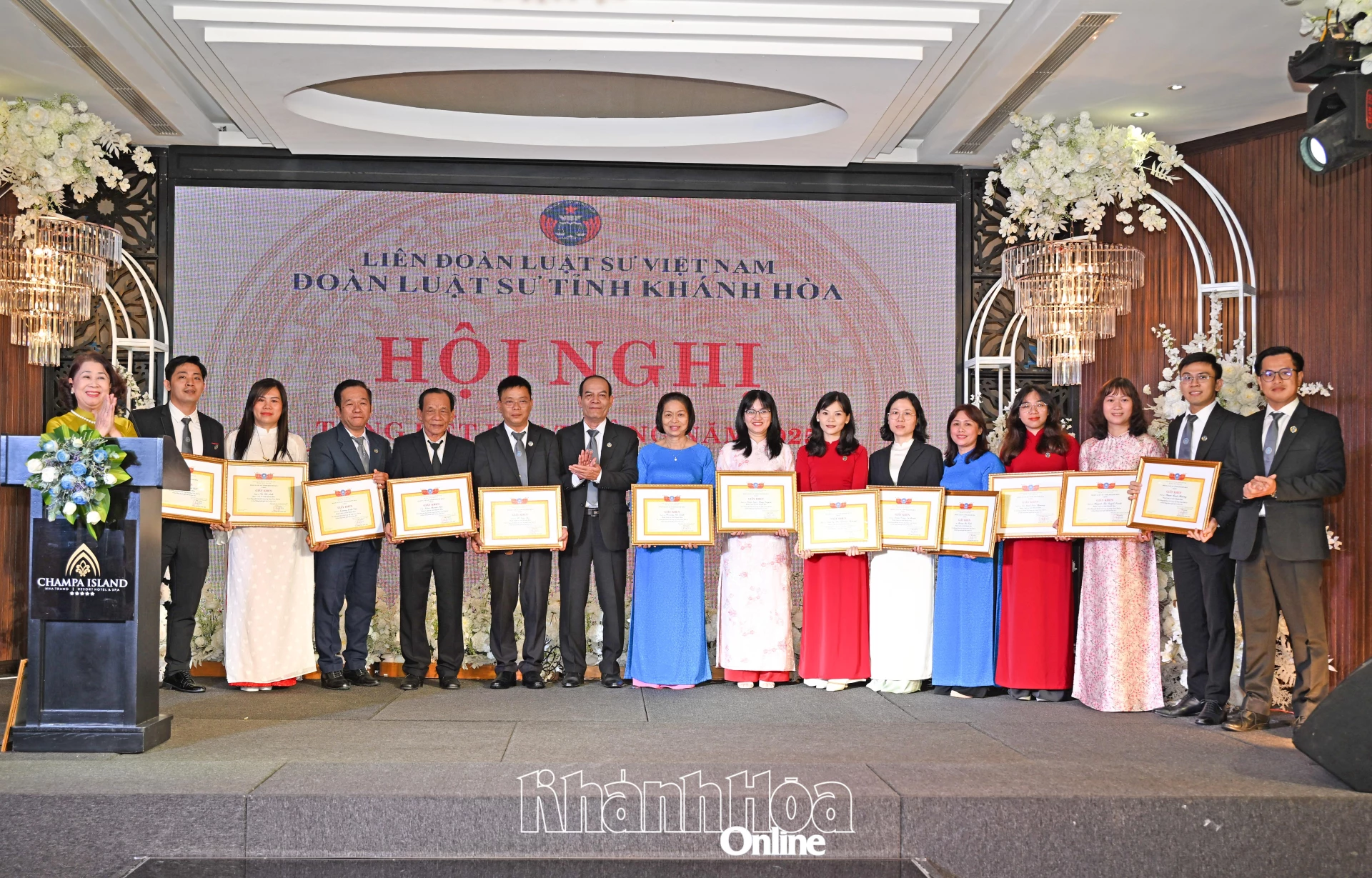 Các cá nhân được nhận giấy khen.

