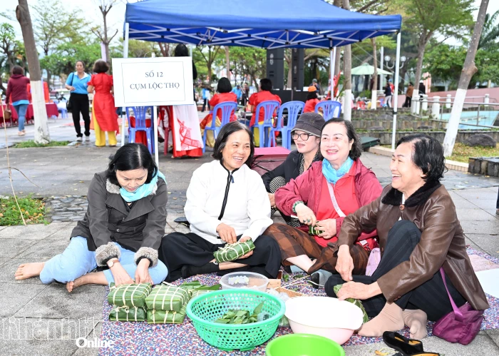 Ủy ban MTTQ Việt Nam phường Nha Trang gói bánh chưng, bánh tét tặng người khó khăn, yếu thế
