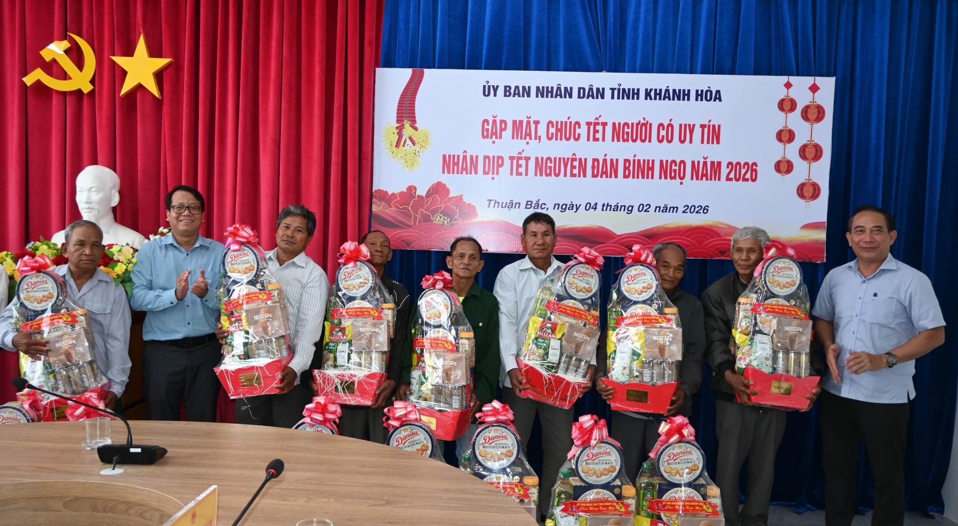 Trao quà Tết cho người có uy tín vùng đồng bào dân tộc thiểu số các xã.