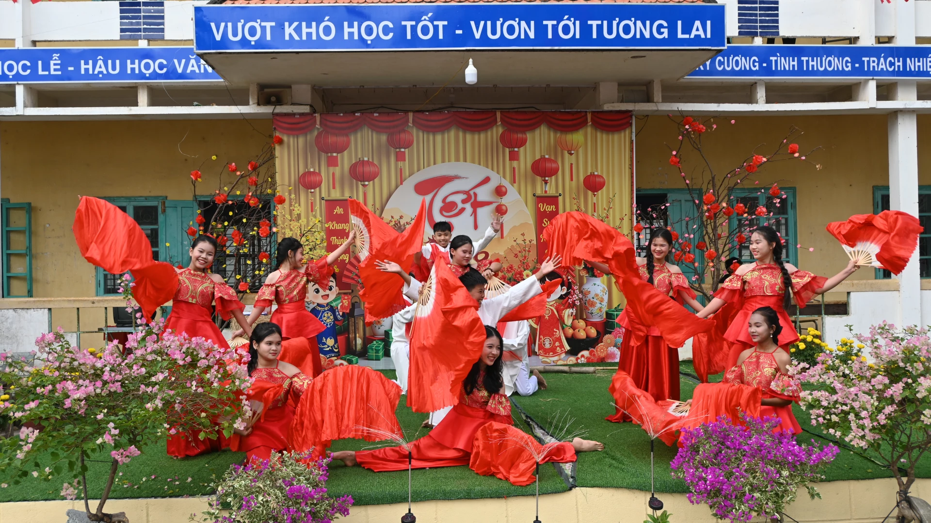 Một tiết mục văn nghệ do học sinh biểu diễn tại Hội chợ ẩm thực xuân 2026.