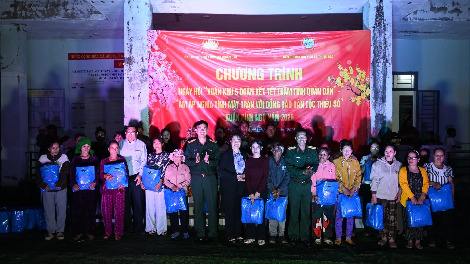 Trao quà Tết cho hộ khó khăn trên địa bàn xã.