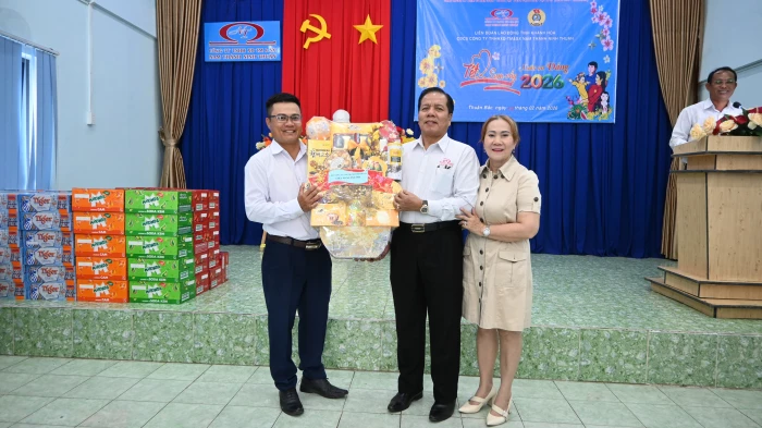 Công ty TNHH Xây dựng, Thương  mại và Sản xuất Nam Thành Ninh Thuận trao 700 suất quà Tết cho công nhân lao động