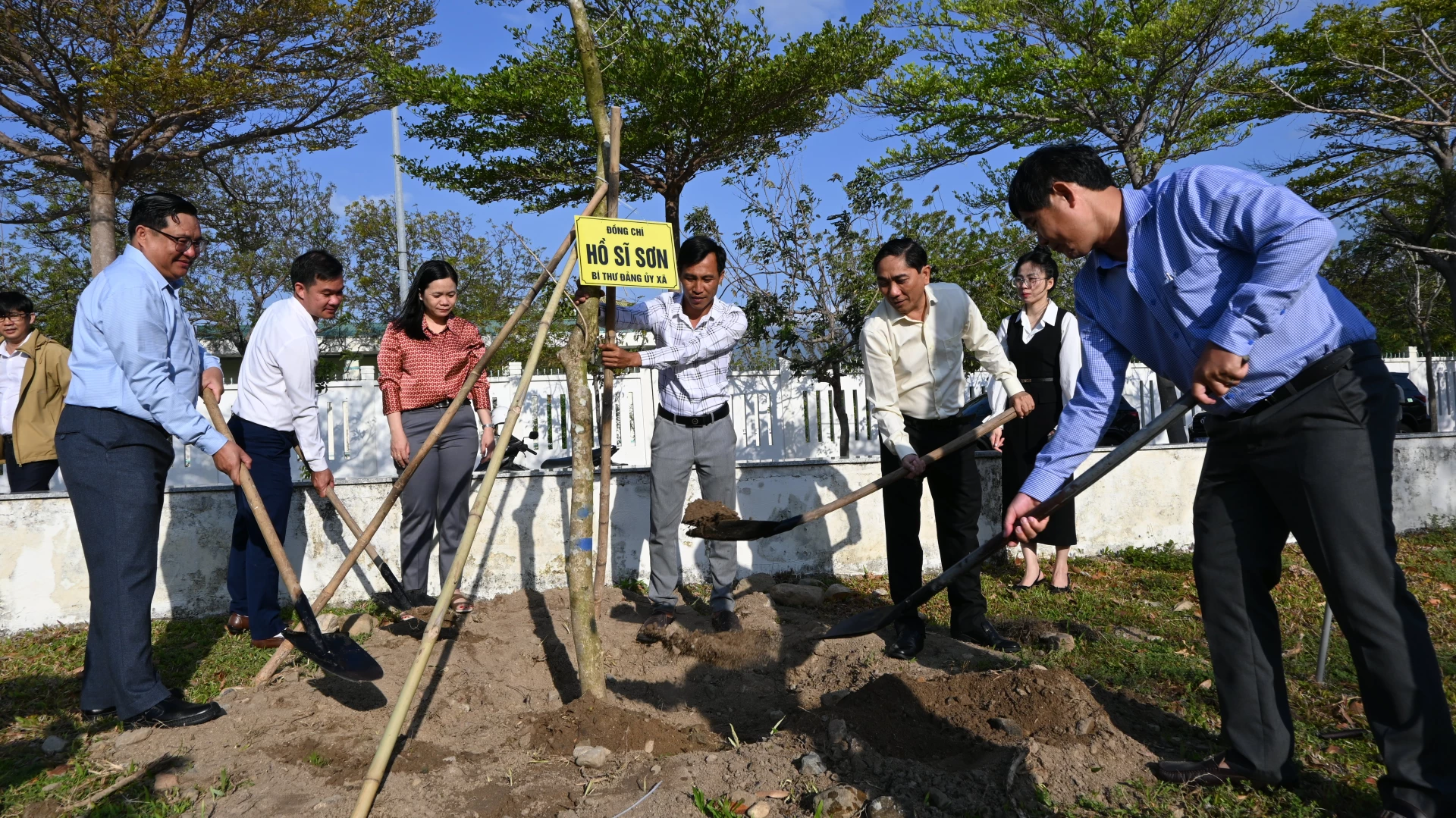 Lãnh đạo xã Thuận Bắc trồng cây tại lễ phát động.