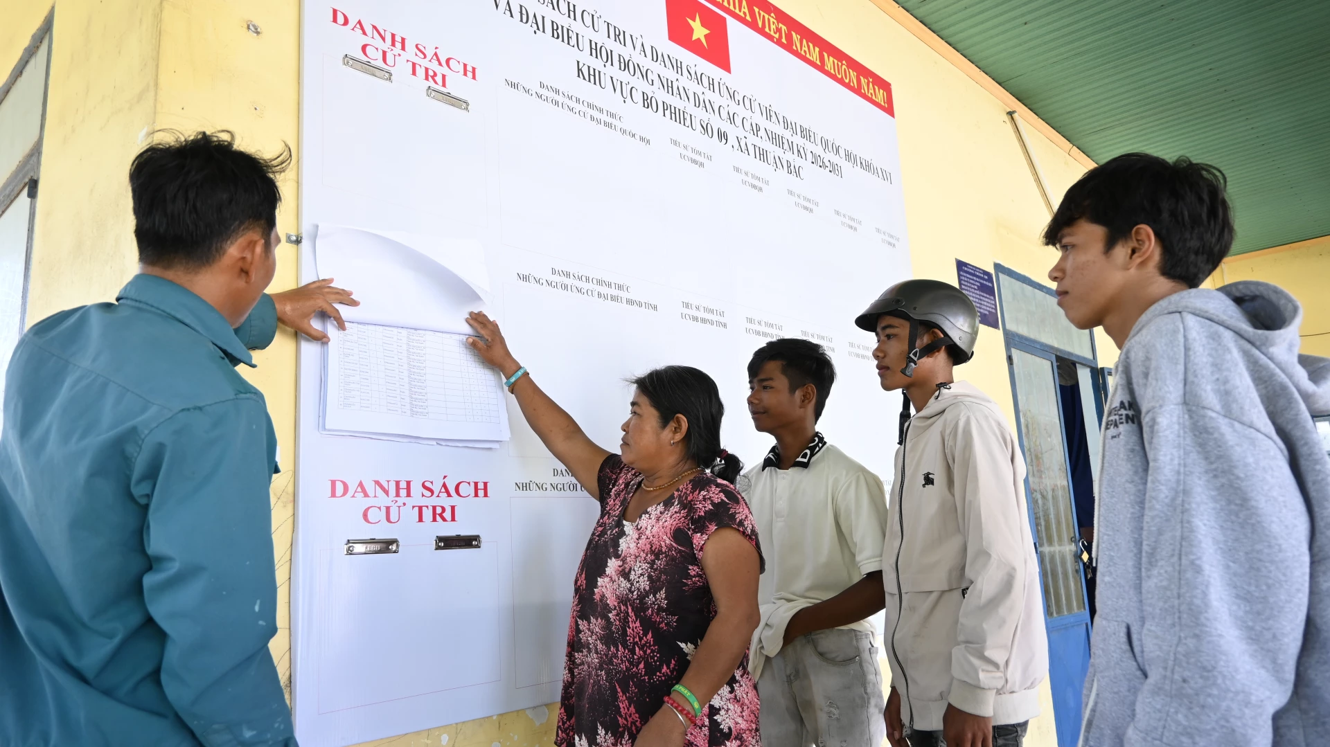 Người dân xã Thuận Bắc xem danh sách niêm yết thông tin cử tri.