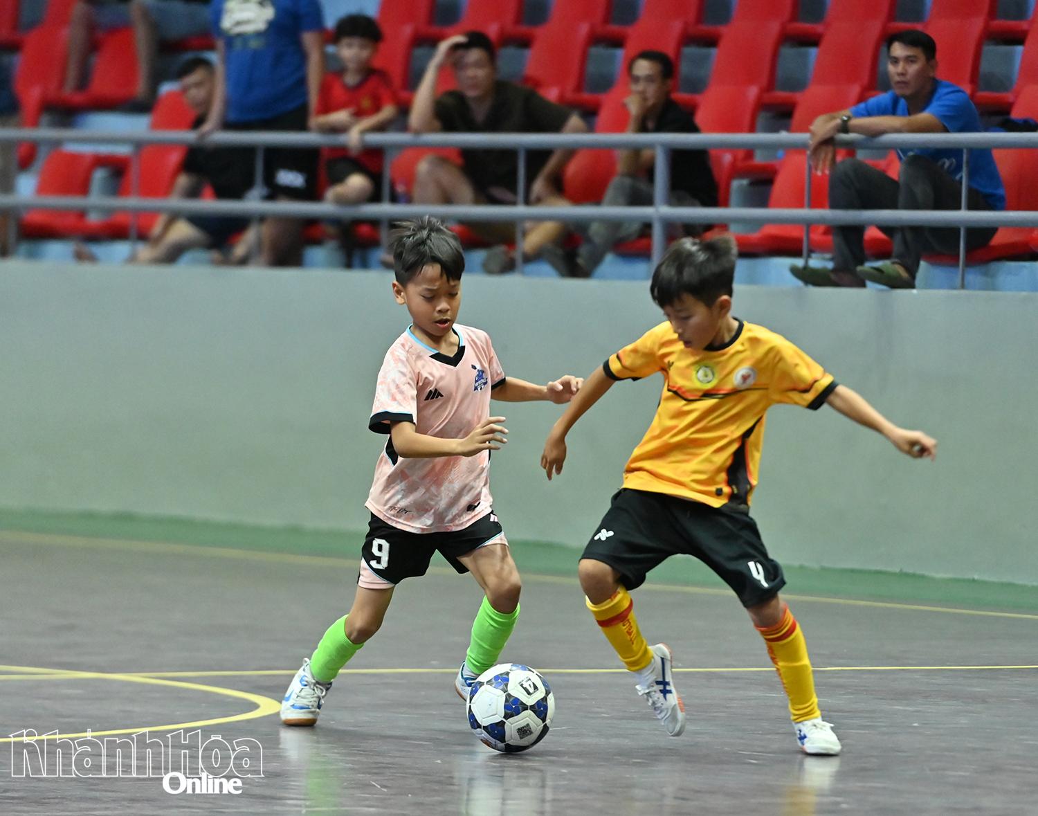 Trận chung kết giữa U11 phường Nha Trang và U11 phường Phan Rang