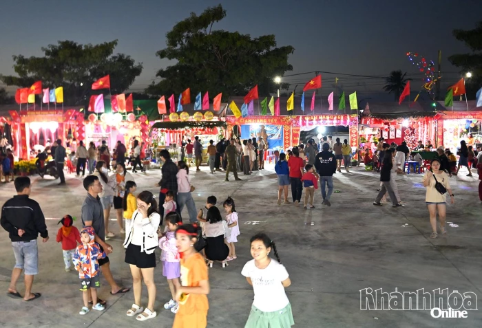 Rộn ràng hội diễn văn nghệ và phiên chợ ngày Tết phường Hòa Thắng