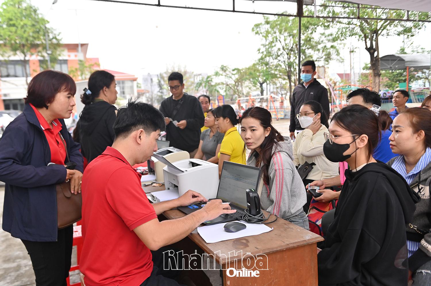 Đông đảo tình nguyện viên đăng ký tham gia hiến máu tình nguyện.
