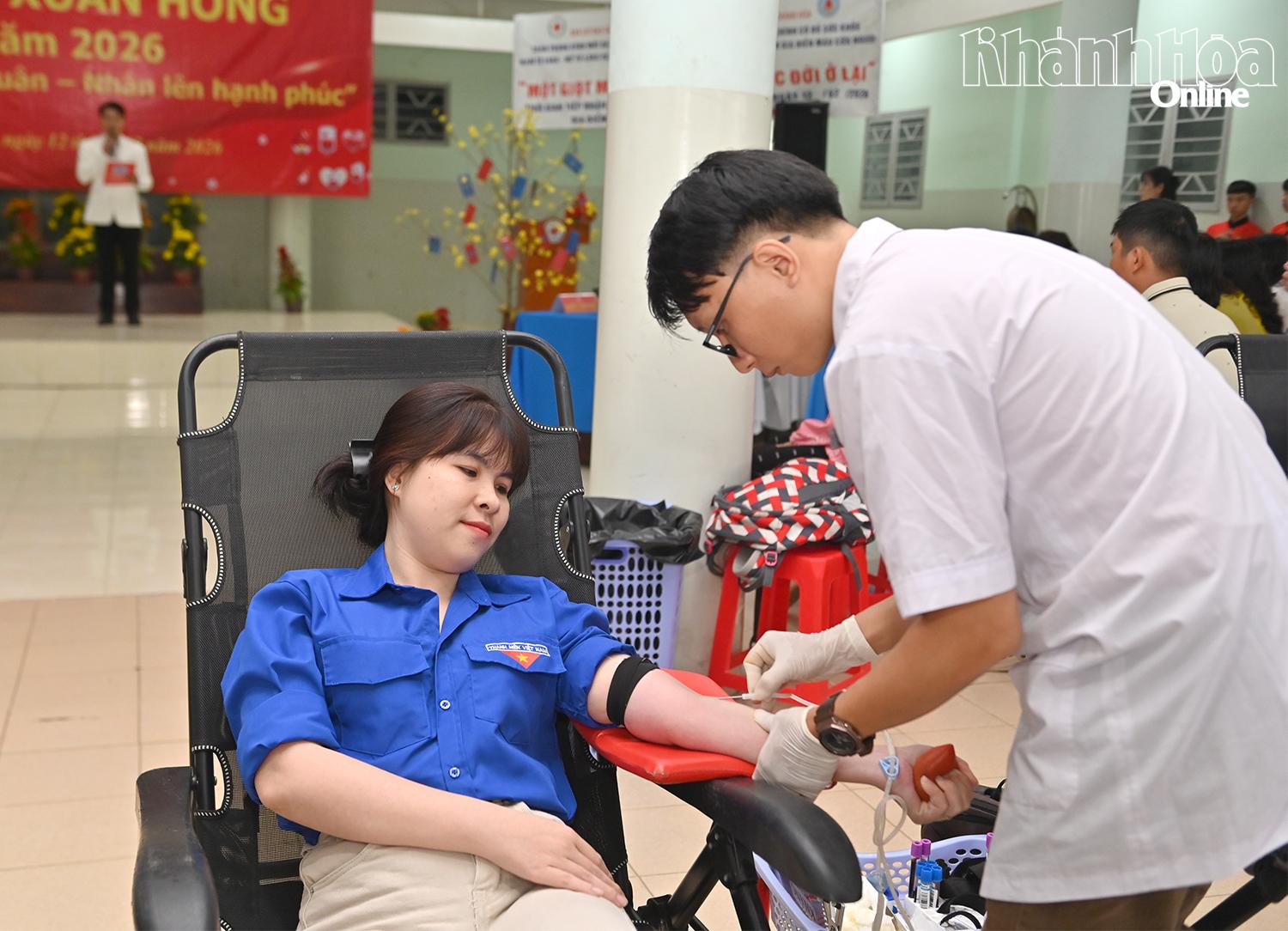Một đoàn viên thanh niên tham gia hiến máu tình nguyện.