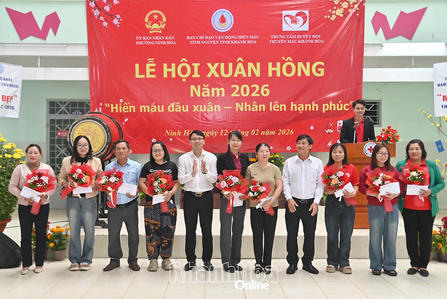 Đồng chí Nguyễn Thanh Hà-Phó Chủ tịch UBND tỉnh tặng hoa, tuyên dương các tập thể, hộ gia đình có thành tích xuất sắc trong hiến máu tình nguyện.