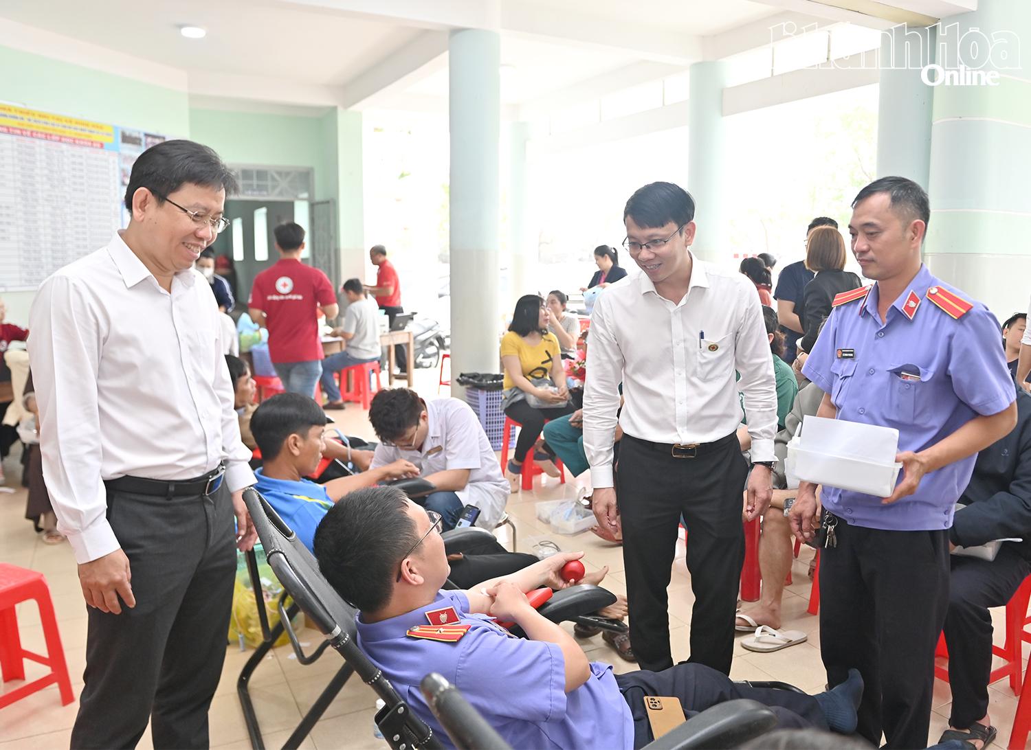 Đồng chí Nguyễn Thanh Hà thăm hỏi, động viên các tình nguyện viên hiến máu.