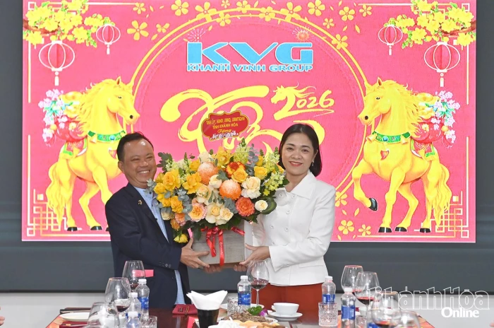 Phó Chủ tịch Thường trực Ủy ban MTTQ Việt Nam tỉnh Trần Thu Mai thăm doanh nghiệp nhân dịp đầu năm mới