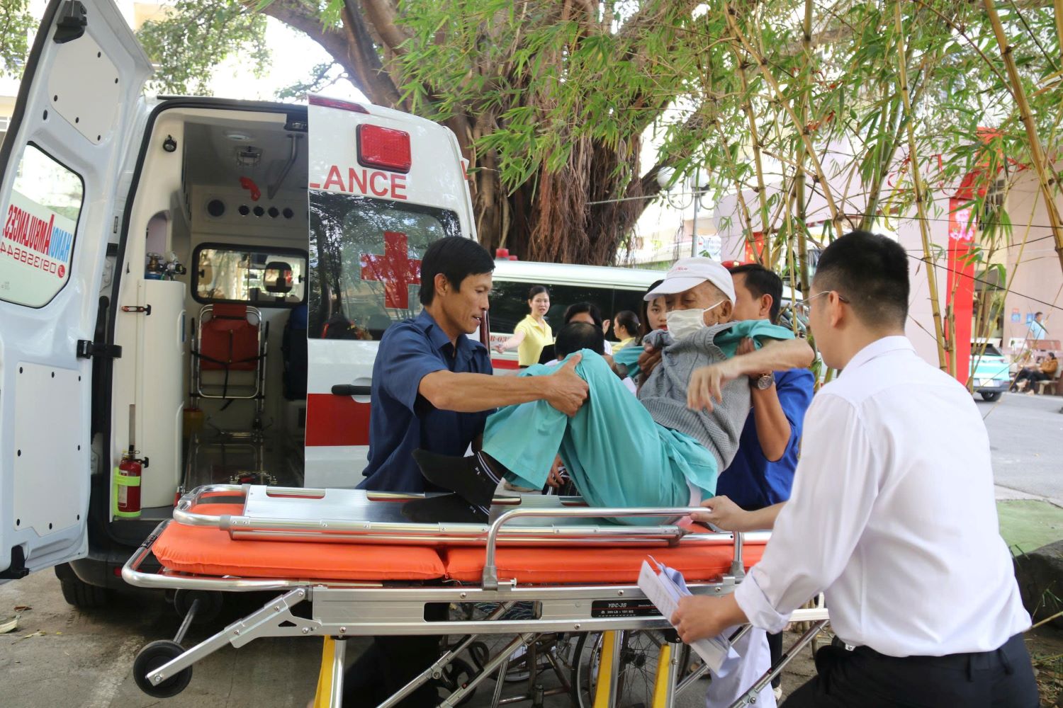 Đưa bệnh nhân lên xe về nhà đón Tết.