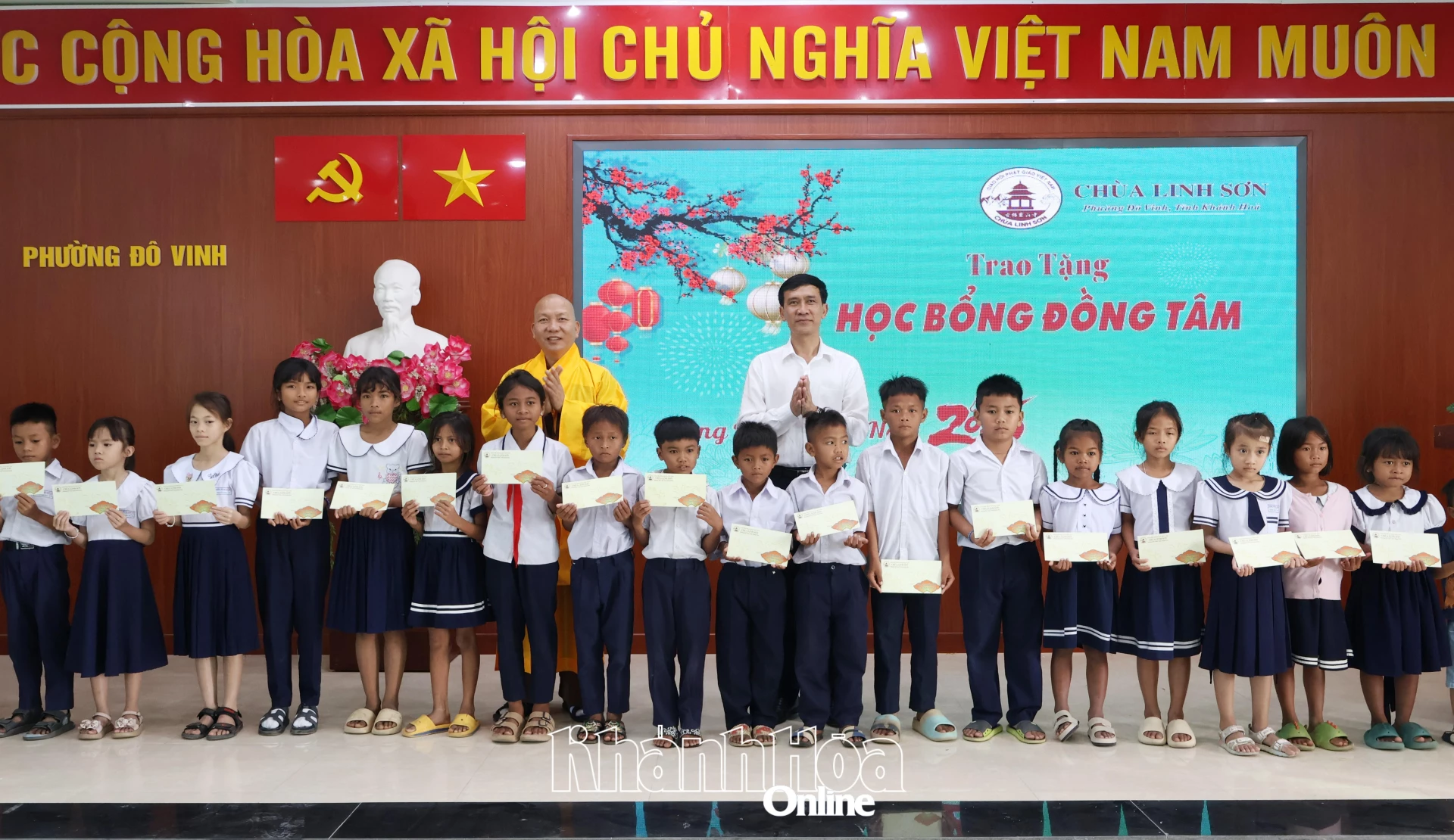 Phường Đô Vinh phối hợp trao 200 suất học bổng cho học sinh có hoàn cảnh khó khăn - Báo Khánh Hòa