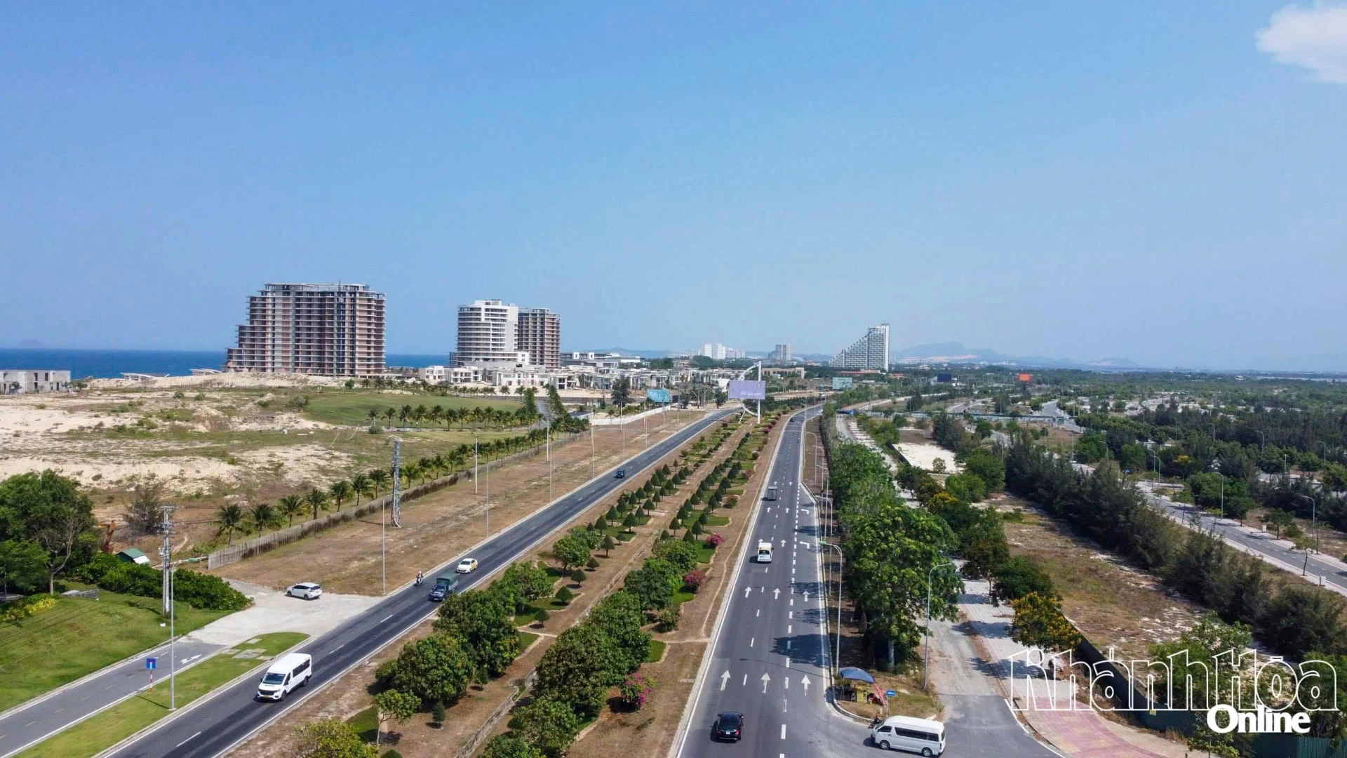 Qua khỏi đèo Cù Hin, không gian mở ra khoáng đạt hơn khi chạm đến Bãi Dài, Cam Lâm – nơi được mệnh danh là “thiên đường resort” của Khánh Hòa.