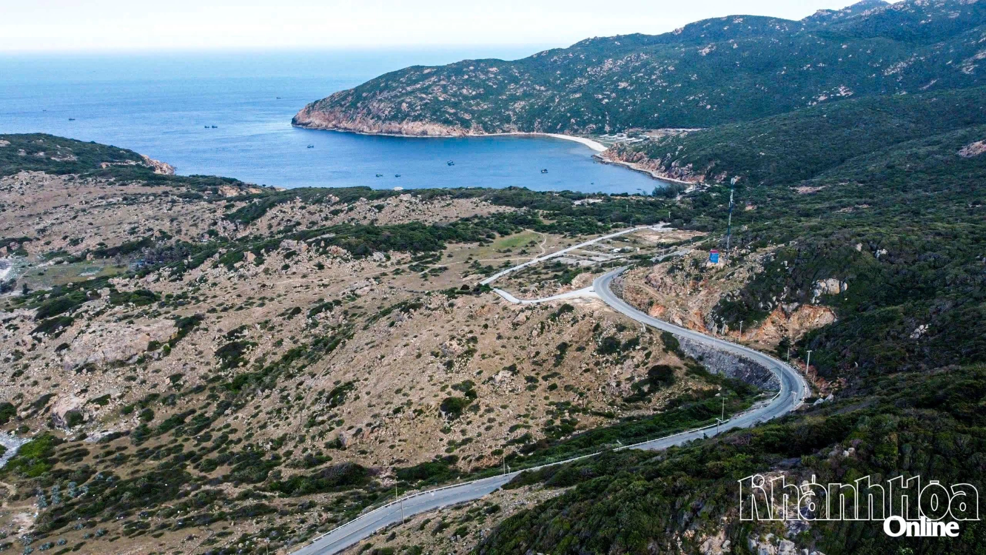 Tiếp tục xuôi về phía Nam, cung đường ven biển dài gần 57km dẫn lối đến một trong những đoạn đường đẹp nhất Việt Nam, nơi một bên tựa lưng vào Vườn quốc gia Núi Chúa, một bên hướng mặt ra biển Đông. Màu xanh của nước biển hòa cùng sắc xanh của rừng cây tạo nên “con đường màu xanh” hiếm có.